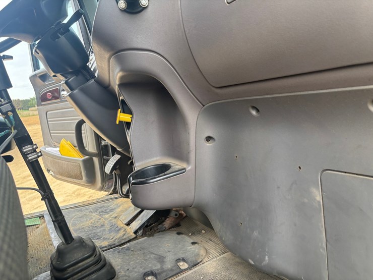 2014-peterbilt-384-image-59