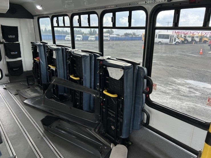2016-chevrolet-express-paratransit-bus-image-26