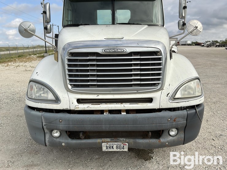 2005-freightliner-columbia-120-image-15