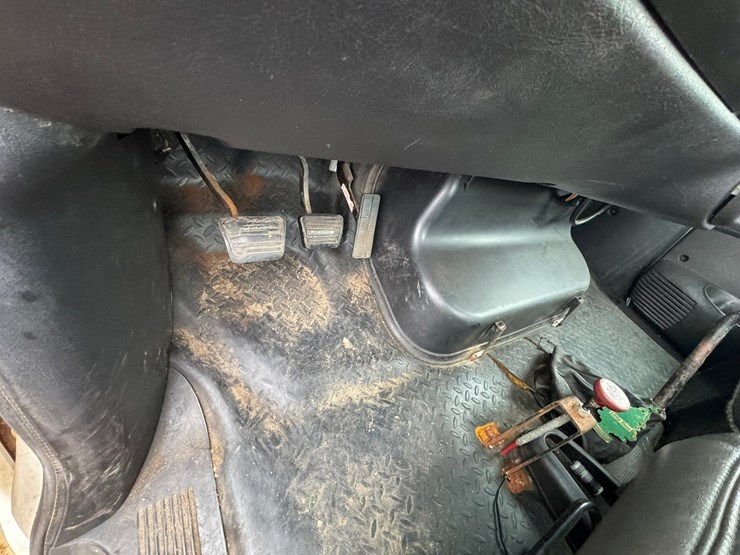 #1935-•-2004-chevrolet-5500-roll-back-truck-image-47