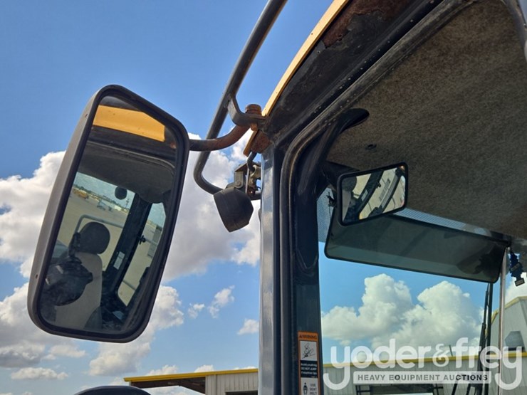 2019-deere-744k-image-56