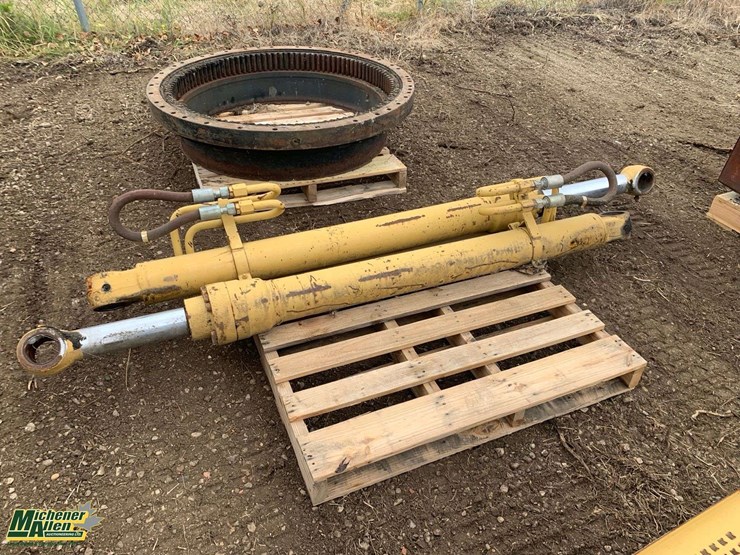 caterpillar-320-image-14