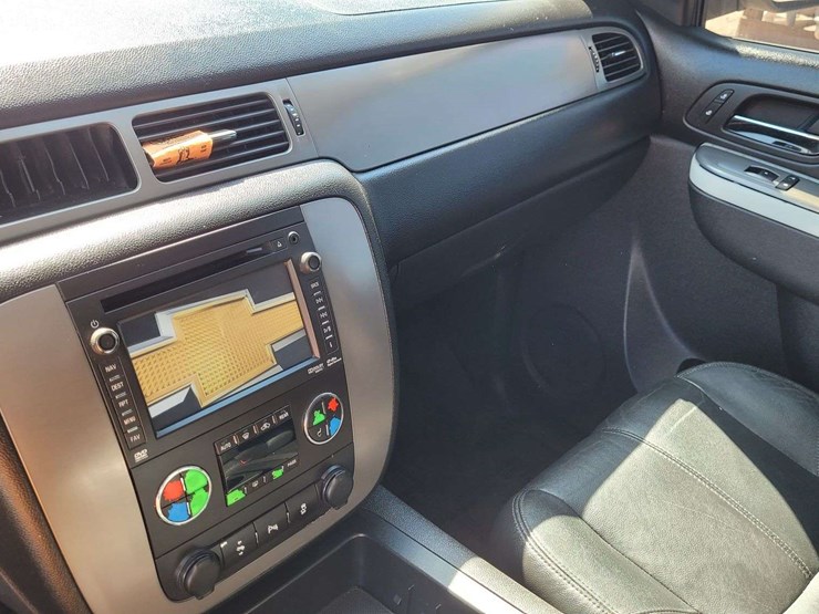 2013-chevrolet-suburban-1500-image-17
