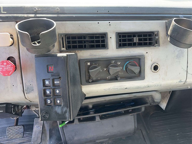 2000-freightliner-fl80-image-22