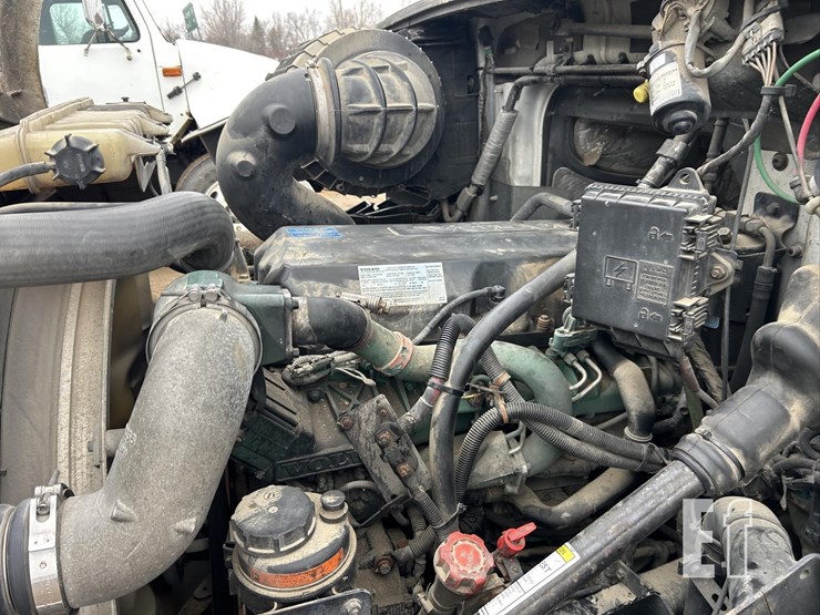 2015-volvo-vnm62t630-image-37