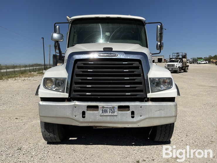 2015-freightliner-114sd-image-2