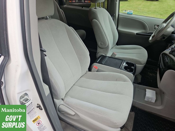 2013-toyota-sienna-image-26