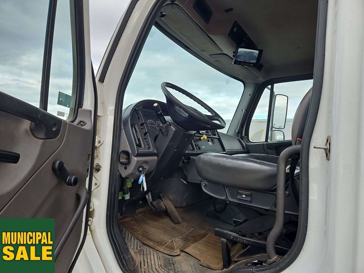 2019-freightliner-m2-106-image-15