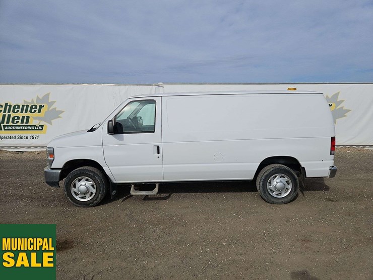 2014-ford-cargo-image-5