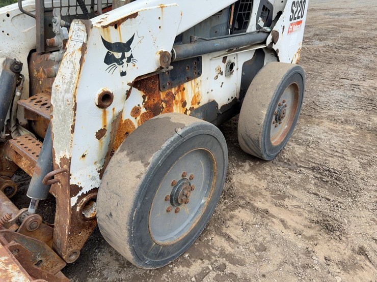 2008-bobcat-s220-image-14