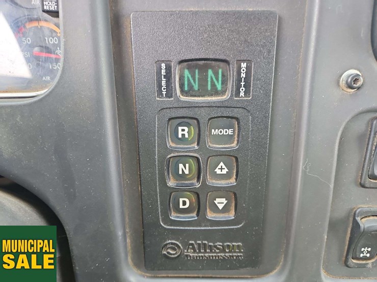 2019-freightliner-m2-106-image-19