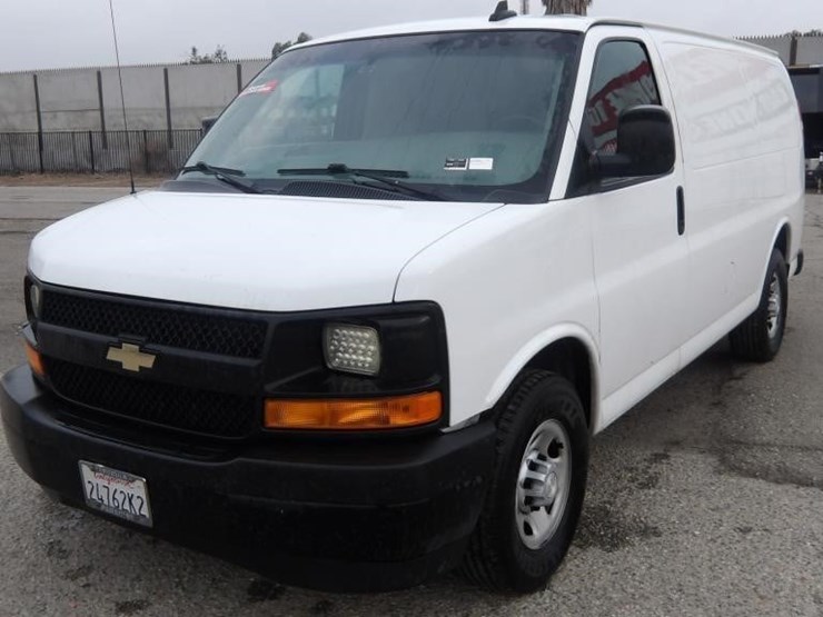 2017-chevrolet-express-2500-image-2