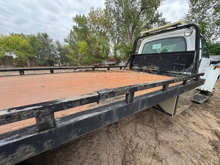 #1935-•-2004-chevrolet-5500-roll-back-truck-image-30