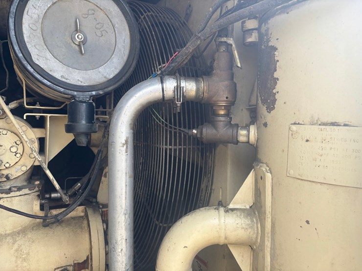 #3338-•-ingersoll-rand-ir900-towable-air-compressor-image-13
