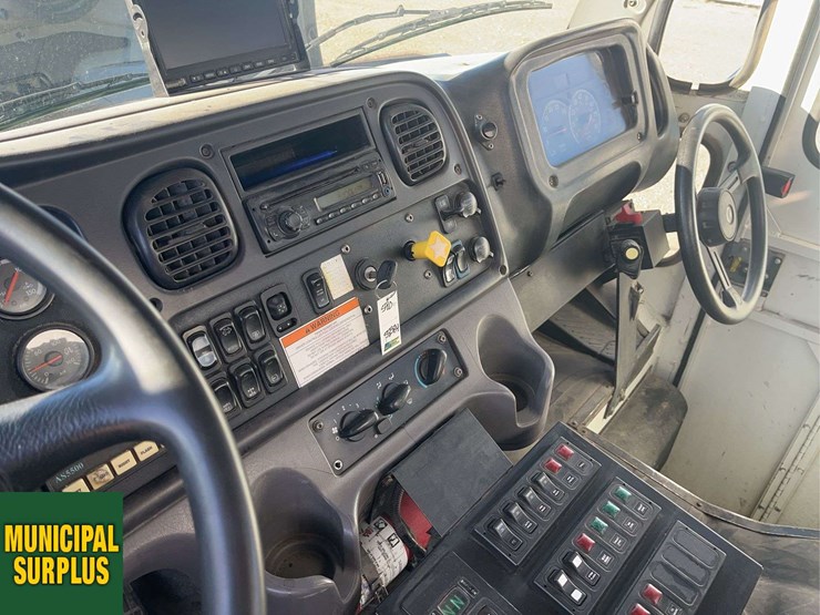 2015-freightliner-m2-106-image-17