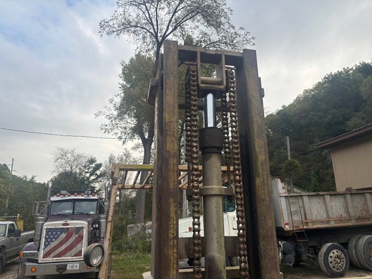 #3332-•-clark-it40b-forklift-image-47