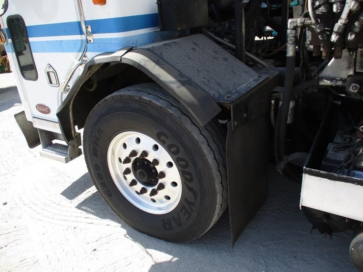 2010-peterbilt-320-image-29