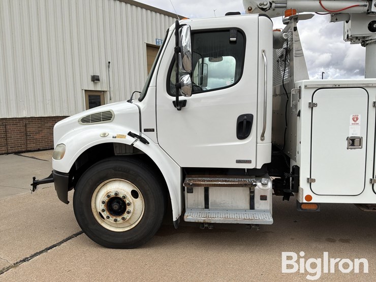 2009-freightliner-m2-106-image-10