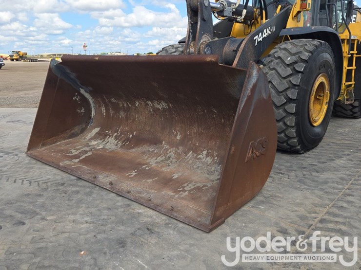 2019-deere-744k-image-15