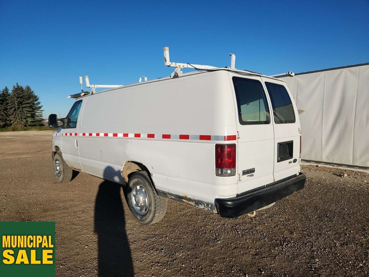 2011-ford-cargo-image-3