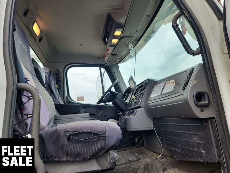 2014-freightliner-m2-106-image-16