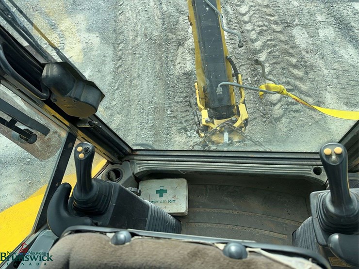 new-holland-b95b-image-26