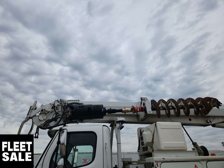 2014-freightliner-m2-106-image-48