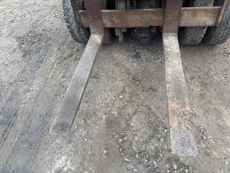 #3332-•-clark-it40b-forklift-image-44
