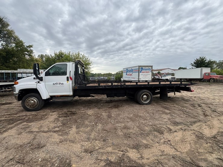 #1935-•-2004-chevrolet-5500-roll-back-truck-image-2