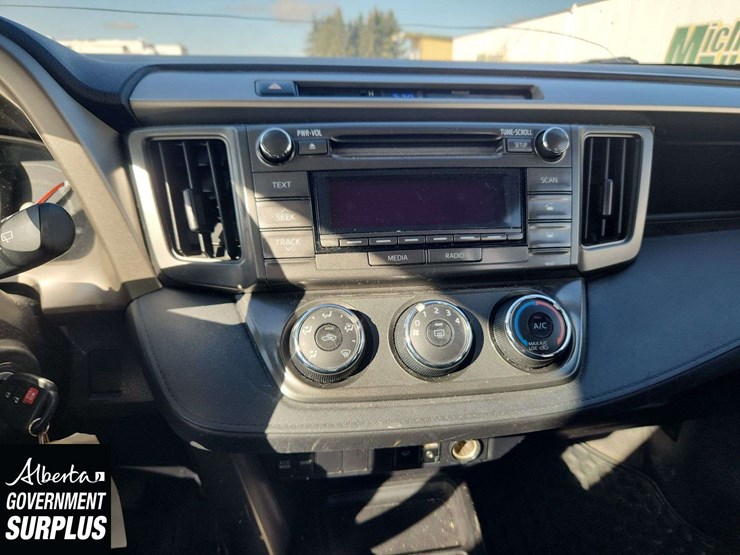 2015-toyota-rav4-le-image-21
