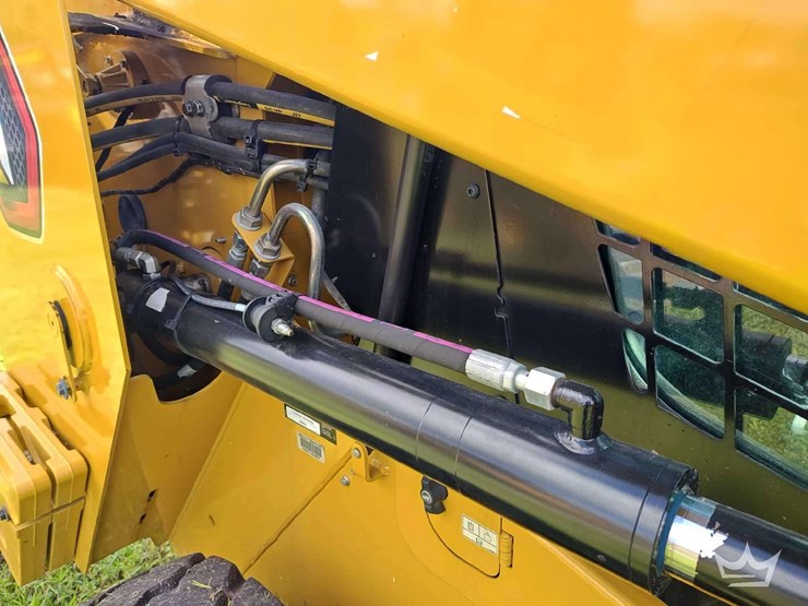 2024-caterpillar-246d3-image-17