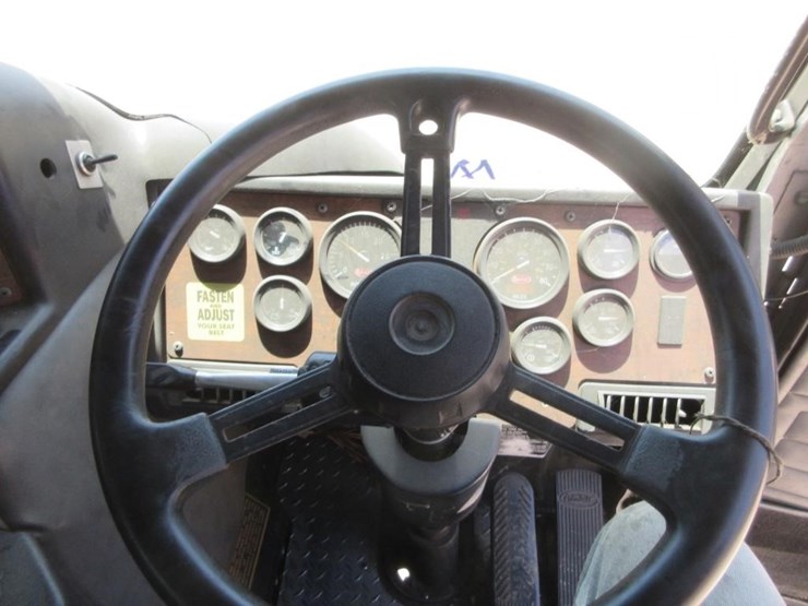 2009-peterbilt-320-image-10