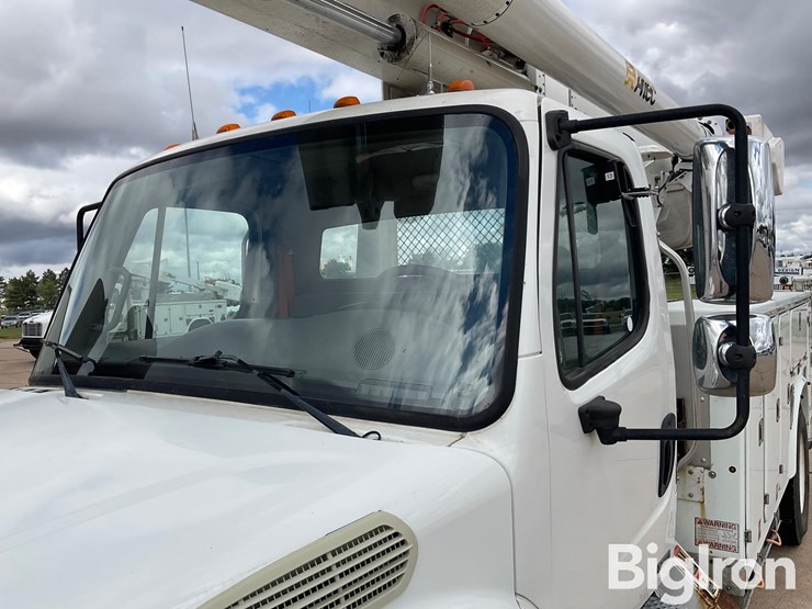 2010-freightliner-m2-106-image-9