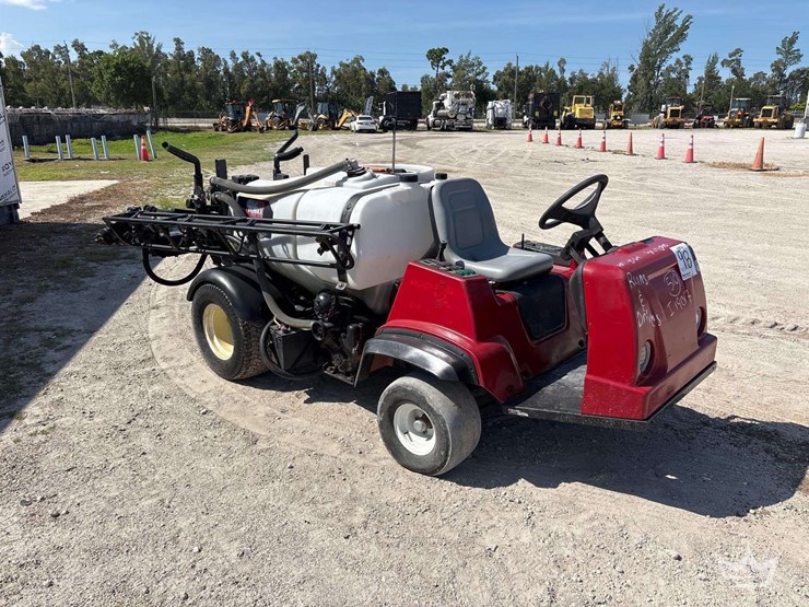 2010-toro-multi-pro-1750-175-gallon-low-profile-turf-sprayer-image-2