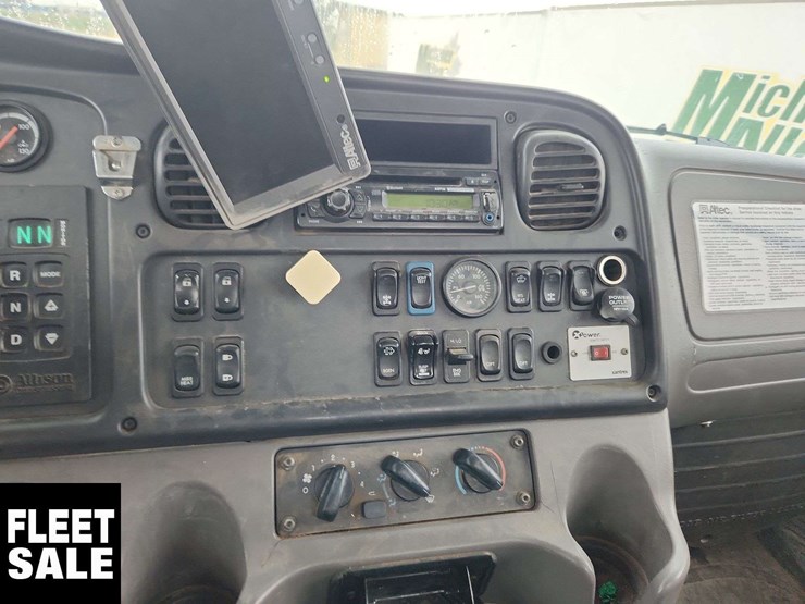 2014-freightliner-m2-106-image-19