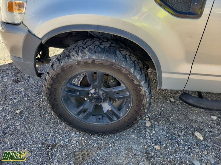 ford-explorer-sport-trac-image-8