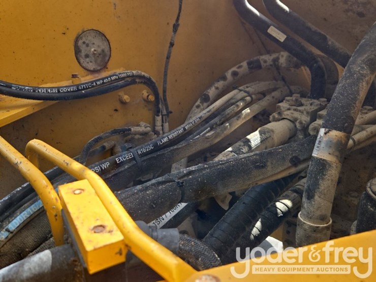 2019-deere-744k-image-32
