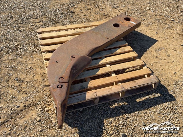 d8-ripper-shanks-&-track-rails-image-2
