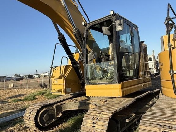 2023-caterpillar-325-image-2