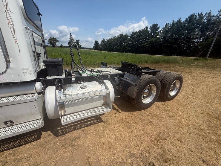 2012-peterbilt-384-image-11