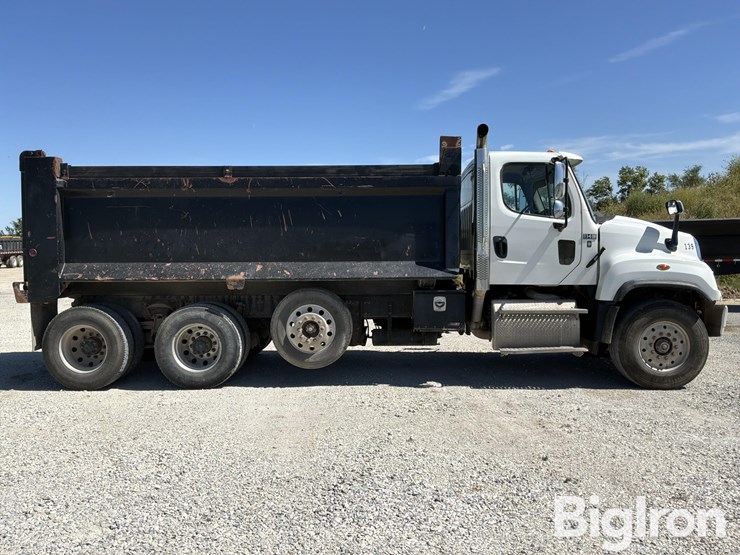 2015-freightliner-114sd-image-4