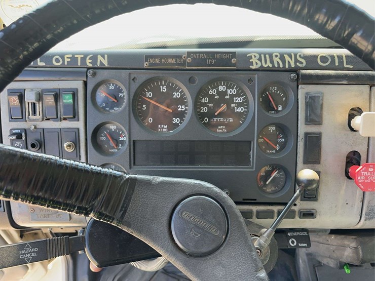 2000-freightliner-fl80-image-24
