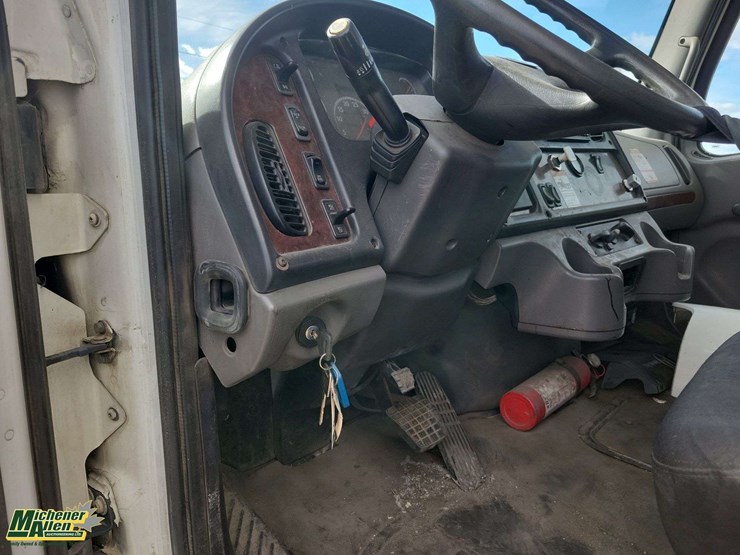 2006-freightliner-m2-106-image-18