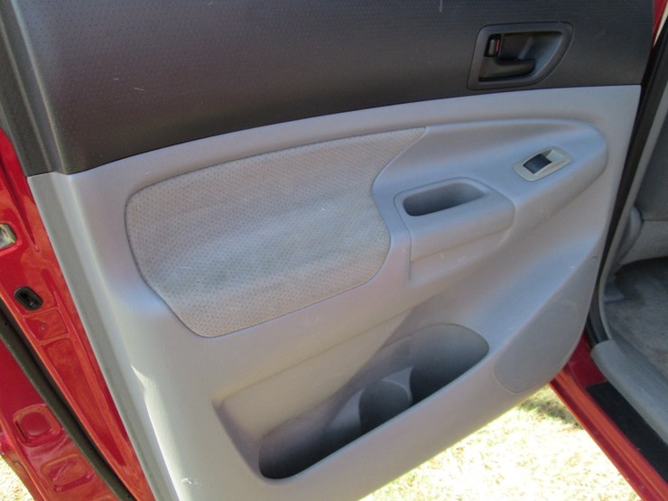 2005-toyota-tacoma-image-24