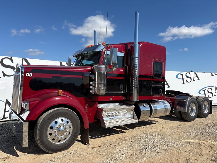 2023-kenworth-w900l-image-1