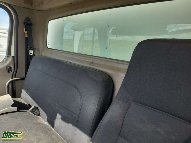 2006-freightliner-m2-106-image-23
