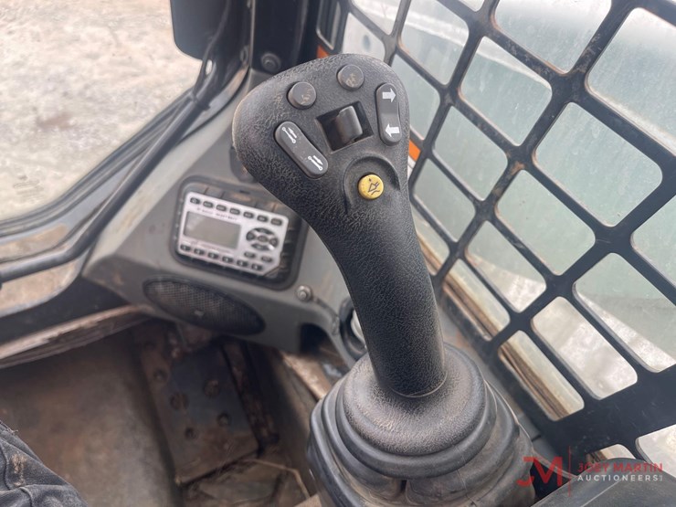 2011-bobcat-s850-image-23