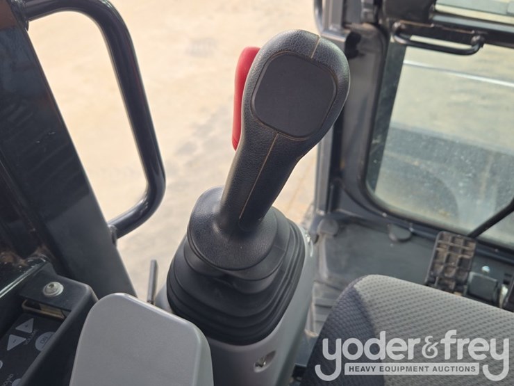 2020-deere-60g-image-53