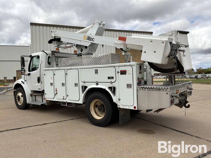 2009-freightliner-m2-106-image-7