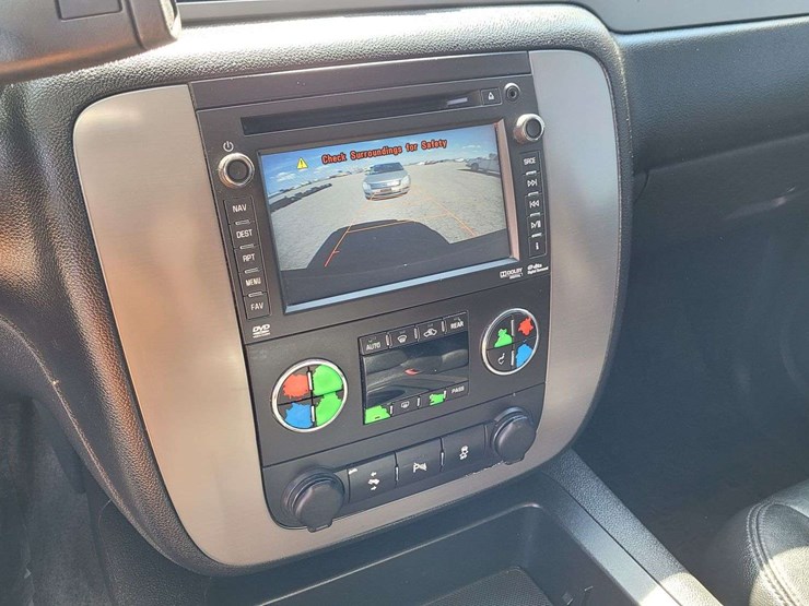 2013-chevrolet-suburban-1500-image-18